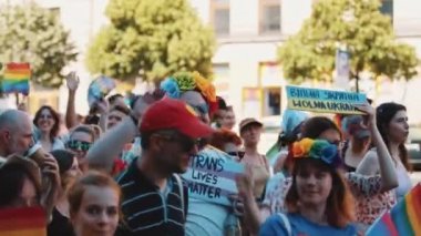 06.25.2022 Varşova, Polonya. Trans hayatlar önemlidir. Onur Yürüyüşü sırasında gülümseyen güzel LGBT topluluk üyeleri kimliklerini kutluyorlar. Yüksek kalite 4k görüntü