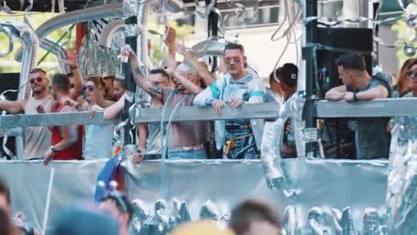 2022 Warschau Polen Parade Bahnsteigbus Mit Lgbt Menschen Und Verbündeten — Stockvideo