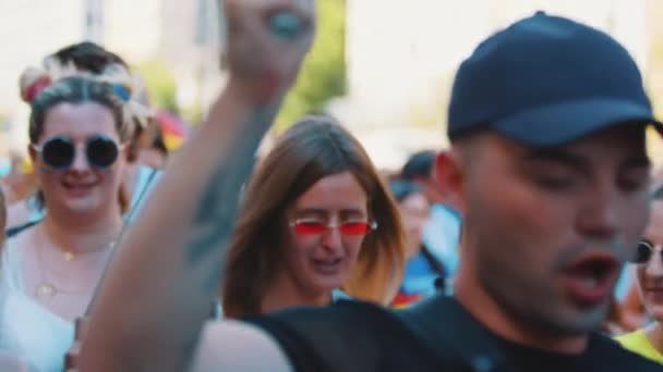 2022年6月25日波兰华沙 平等游行期间自豪而响亮的Lgbtqai社区 肖像画特写拍摄的是带着彩虹旗微笑的人们的户外照片 高质量的4K镜头 — 图库视频影像