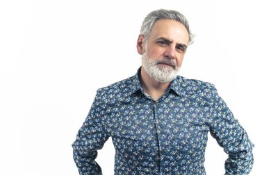 Beyaz saçlı beyaz erkek ellerini belinde tutuyor ve kameraya bakıyor. Beyaz arka plan fotokopi alanı izole edilmiş stüdyo resmi. Yüksek kalite fotoğraf