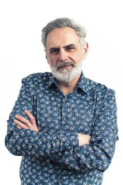  Beyaz sakallı, desenli gömlekli, elleri kıvrımlı, orta ölçekli, izole stüdyo görüntüsü olan beyaz bir adam. Yüksek kalite fotoğraf