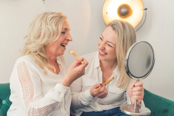 Blonde Beautiful Similarly Dressed Women 40S Playing Makeup Brushes Putting — Stockfoto
