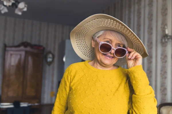 Могу Дождаться Лета Жизнерадостная Кавказская Бабушка Шляпе Солнцезащитных Очках Гостиной — стоковое фото