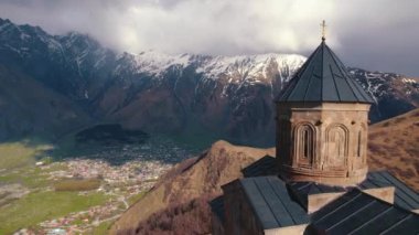 Küçük dağ halkı ve kiliseleri Cminda Sameba. Hava aracı görüntüsü. Yüksek kalite 4k görüntü