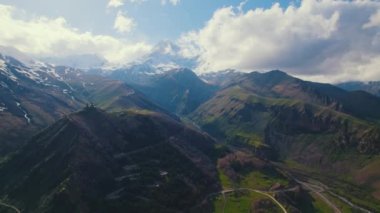 Stepantsminda köyünün doğal dağ çevresi ve işlenmemiş tehlikeli dağ yolları. Yüksek kalite 4k görüntü