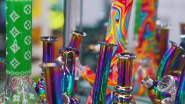 Renkli, farklı boyutlarda esrar içenler için bonglar. Marihuana kullanıcıları. Yüksek kalite 4k görüntü