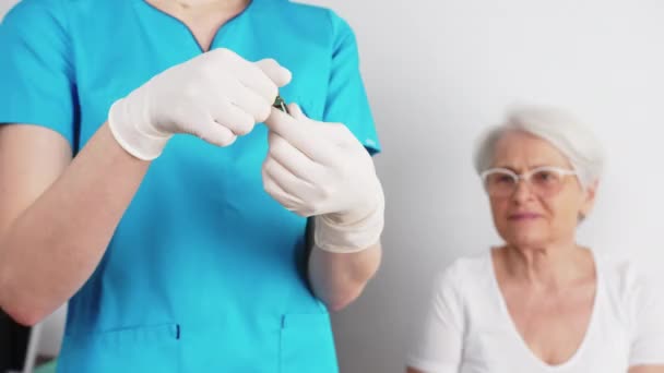 Enfermeira Abrindo Uma Ampola Vidro Com Medicina Frente Paciente Sênior — Vídeo de Stock