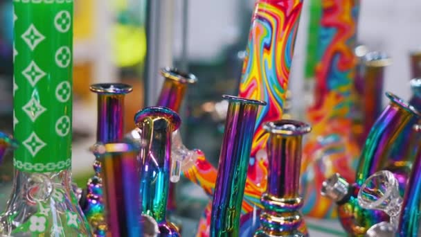 Kleurrijk Verschillend Grootte Bongs Voor Wiet Cannabis Rokers Apparatuur Voor — Stockvideo