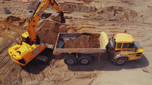 2022 Varsovia Polonia Gran Excavadora Construcción Naranja Camión Medio Del — Vídeos de Stock