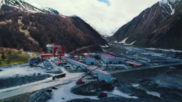 Vista Aérea Suave Drone Canteiro Obras Sopé Uma Montanha Construindo — Vídeo de Stock