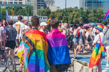 LGBTQAI ve sırtlarını koruyan biseksüel bayrağı olan iki gururlu insan. Avrupa 'da Onur Ayı boyunca Eşitlik Yürüyüşü. Yüksek kalite fotoğraf