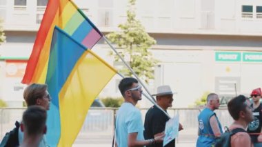 Varşova, Polonya 25.06.2022. Eşcinsel gururu, LGBT ve Ukrayna bayrakları taşıyan bir adamın geçit töreni. Yüksek kalite 4k görüntü