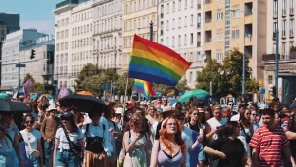 Warschau Polen 2022 Gay Pride Parade Zwaaiende Lgbt Trots Vlag — Stockvideo