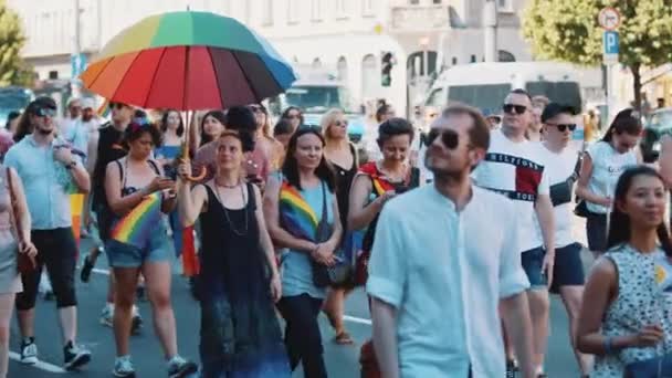Warsaw Poland 2022 Gay Pride Parade Going Street Woman Holding — Stockvideo
