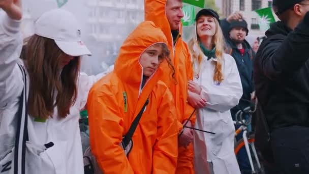 2022 Warschau Polen Ernstige Jonge Volwassen Europeanen Witte Oranje Regenjassen — Stockvideo