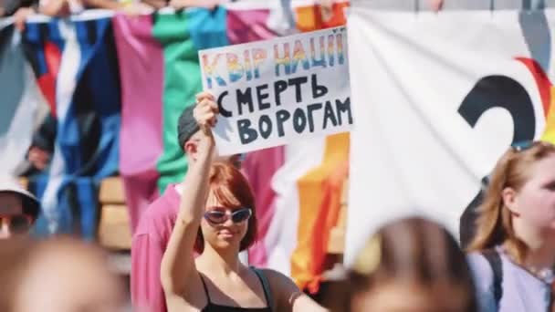 Varsovia Polonia 2022 Desfile Del Orgullo Gay Chica Sosteniendo Cartel — Vídeo de stock