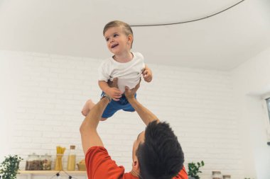 Baba, sevgili oğlunu evde tutuyor, mutlu aile kavramı. Yüksek kalite fotoğraf