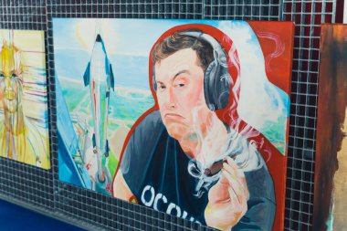 05.28.2022 Varşova, Polonya. Tesla 'nın CEO' su Elon Musk 'un kolaj sanatı büyük bir esrar içiyor. Yasal marihuana. Yüksek kalite fotoğraf