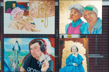 05.28.2022 Varşova, Polonya. Metal bir şebekeye yerleştirilmiş dört kolaj çalışması. Elon Musk, Kraliçe II. Elizabeth. Esrar konsepti. Yüksek kalite fotoğraf