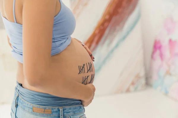 Těhotné Ženy Počítají Týdny Vráskami Břiše Kvalitní Fotografie — Stock fotografie