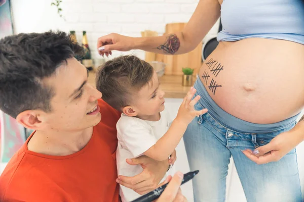 Little Kid Counting Weeks His Pregnant Mother Parents Happy Family — Stock Photo, Image