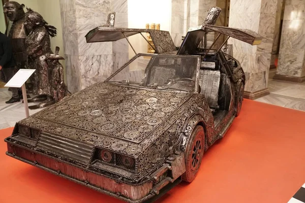 2018 Pruszkow Poland Gallery Steel Figures 在一座钢人像博物馆的展览上 一辆古老的深色轿车矗立在一个展览上 它完全是用原地踏步的轮子做成的 高质量的照片 — 图库照片