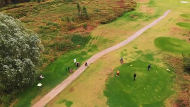 Aerial Drone View Couple Golf Players Standing Narrow Dirt Street — Stockvideo