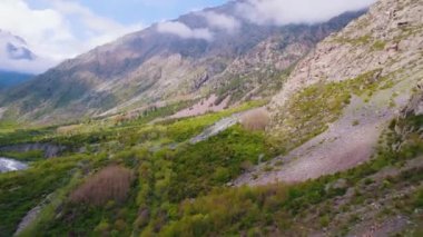 Dariali Boğazı ve Kafkasya Dağları 'nın güzel hava manzarası, Georgia. Yüksek kalite 4k görüntü