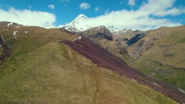 Kafkas Dağları manzarası, Kazbegi bölgesi, Gürcistan. Yüksek kalite 4k görüntü