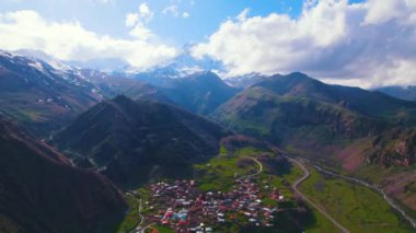 Kafkasya Dağları 'nın arka planında Stepantsminda' nın inanılmaz hava manzarası, Georgia. Yüksek kalite 4k görüntü