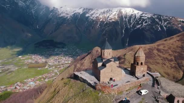 Scénické Drone Záběr Gergeti Trojice Kostel Zasněžené Kavkazské Hory Kazbegi — Stock video