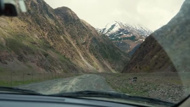 Kazbegi Georgia Dağ Yolunda Bir Araba Ile Seyahat Ediyor Yüksek — Stok video