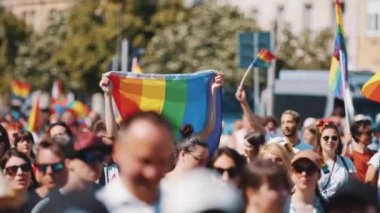 06.25.2022 Varşova, Polonya. Herkes için eşitlik. Avrupalı LGBTQAI üyeleri ve müttefikleri, Eşitlik Yürüyüşü sırasında Varşova 'nın merkezinde gururla yürüyorlar. Gökkuşağı bayrakları. Yüksek kalite 4k görüntü