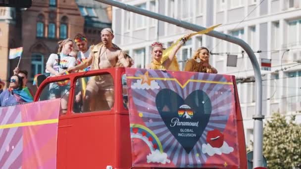 2022年6月25日ポーランド ワルシャワ 皆のために Lgbtqaiコミュニティのヨーロッパのメンバーと明るい赤のパレードの2階建てバスは喜んで踊り 彼らのセクシュアリティを祝う 高品質4K映像 — ストック動画