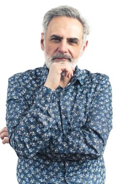  Sakallı beyaz adam elini sakalına koydu. Orta boy beyaz arka plan fotokopi alanı izole edildi. Yüksek kalite fotoğraf