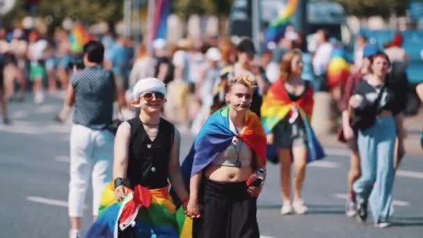 Warschau Polen 2022 Gay Pride Parade Jongens Met Lgbt Vlaggen — Stockvideo