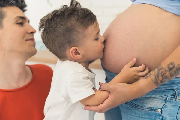 Amo Bebé Miúdo Beijar Barriga Mãe Grávida Foto Alta Qualidade — Fotografia de Stock