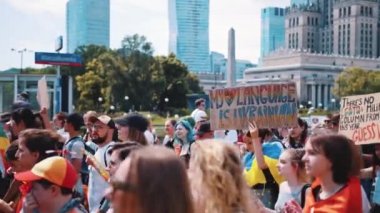 Varşova, Polonya 25.06.2022 - Eşcinsel Onur Yürüyüşü - Ukrayna bayrağı taşıyan kız Benim dilim Ukraynalı Ukraynalı ve LGBT gurur bayrakları sallıyor. Yüksek kalite 4k görüntü