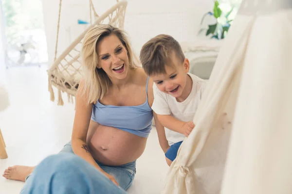 Veselá Těhotná Matka Její Syn Sedí Podlaze Baví Kvalitní Fotografie — Stock fotografie