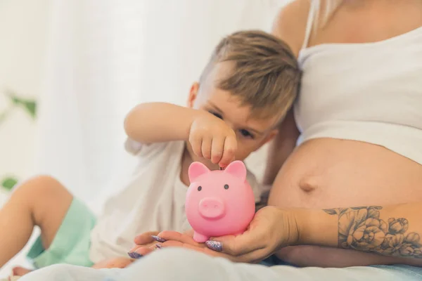 Küçük Beyaz Çocuk Hamile Annesiyle Birlikte Kumbaraya Para Koyuyor Yüksek — Stok fotoğraf