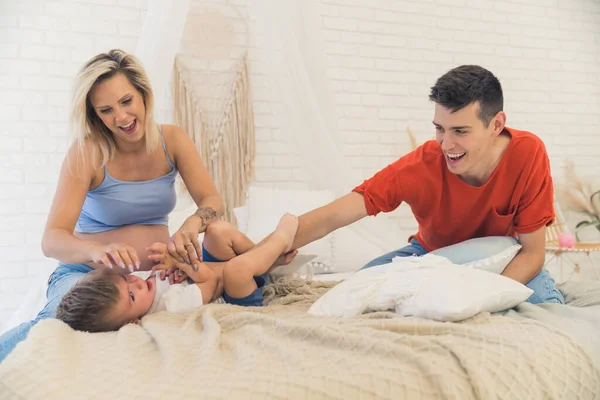 Beyaz Bir Ailenin Yatakta Birlikte Eğlenmesi Aile Ilişkisi Konsepti Yüksek — Stok fotoğraf