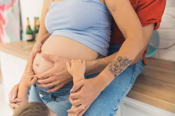 Férfiak Kisfiúk Megérintik Terhes Nőket Konyhában Boldog Család Kiváló Minőségű — Stock Fotó