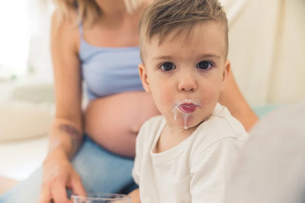 Cute Little Boy Milky Mouth Pregnant Mother Background High Quality — Stok fotoğraf