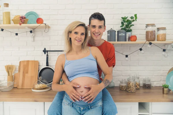 Familia Feliz Media Toma Joven Pareja Caucásica Esperando Bebé Interior —  Fotos de Stock