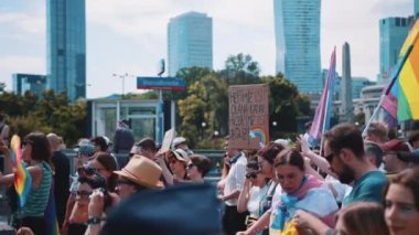 06.25.2022 Varşova, Polonya. Varşova 'nın merkezi. Yıllık Eşitlik Yürüyüşü. Onur ayı kutlaması. Yüksek kalite 4k görüntü