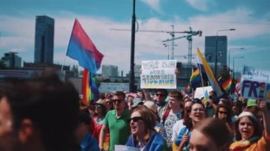 06.25.2022 Varşova, Polonya. Savaş bitmedi. Ukrayna 'nın yanında kal. Biseksüel, ikili olmayan, gökkuşağı bayrakları havada. LGBTQAI toplumunun barışçıl yıllık protestosu. Yüksek kalite 4k görüntü