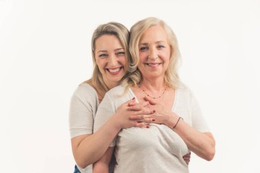 40 'lı yaşlarındaki iki çekici kadın birbirine sevgiyle sarılıp bakıyor, el ele tutuşuyor, birbirine kenetlenmiş parmaklar. - Evet. Yüksek kalite fotoğraf