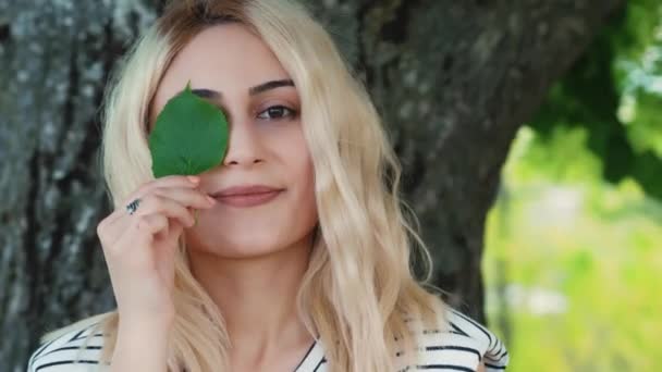 Spring Mood Blond Caucasian Girl Holding Small Green Leaf Close — Vídeo de Stock