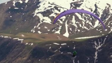Gudauri, Gürcistan 'daki Kafkasya Dağları' nın üzerinde yamaç paraşütü. Yüksek kalite 4k görüntü