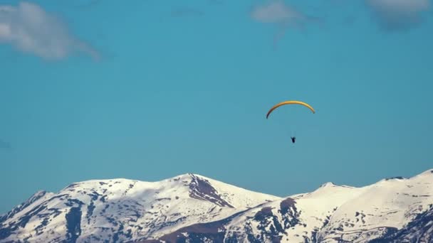 Paragliding Snowcapped Caucasus Mountains Georgia High Quality Footage — Vídeo de Stock